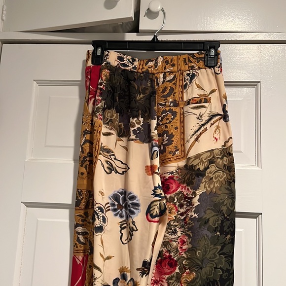 Satin printed pants - Picture 4 of 6